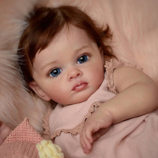 Bambola reborn femmina dai tratti dolci a confronto con bambolotto reborn in Italia